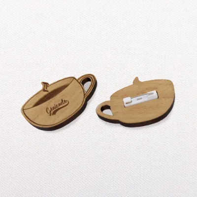 Badge en bois avec attache épingle