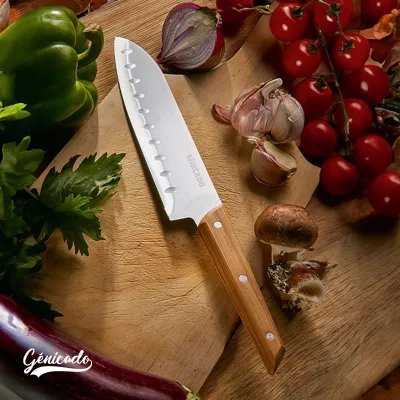 Couteau santoku en bambou avec lame alvéolée