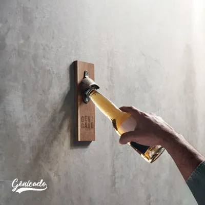 Décapsuleur mural en acacia