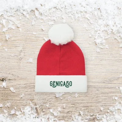 Bonnet de Noël tricoté avec pompon
