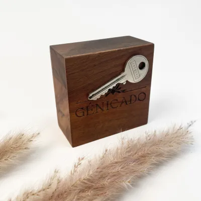 Cube magnétique mural en acacia