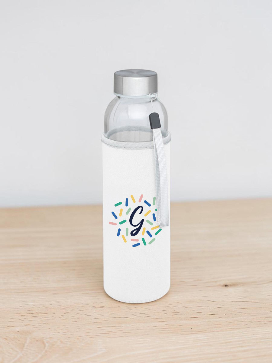 Bouteille en verre personnalisable 500 ml avec pochette blanche en situation