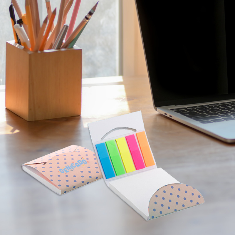 Post its avec marqueurs de page dans une pochette