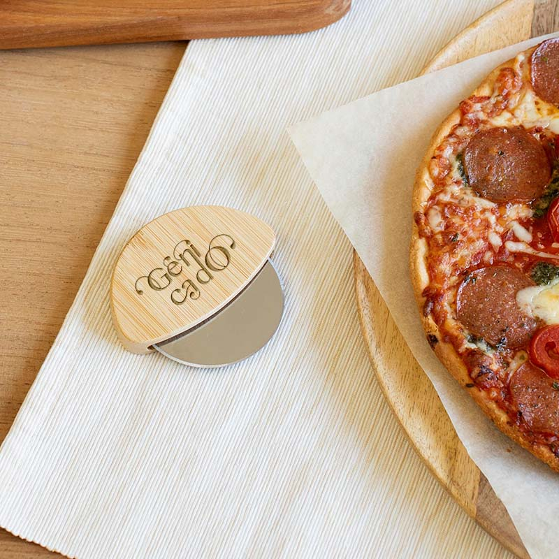 Roulette à pizza en bambou